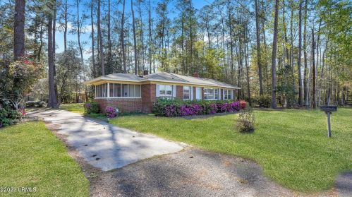 135 Peachtree St, Varnville, SC 29944-5027