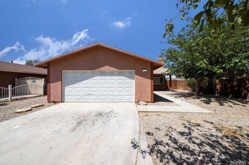18616 Larkspur Rd, El Mirage, CA 92301-2075
