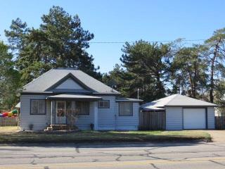 403 1st St, Pratt, KS 67124-2013