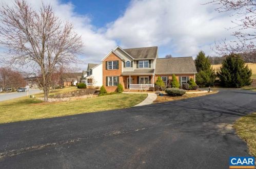102 Woodvale Dr, Staunton, VA 24401-9602