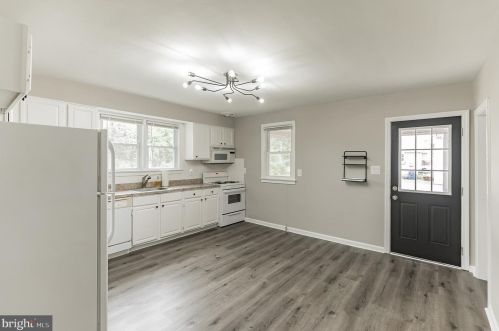 9 Somerdale Rd, Somerdale, NJ 08083-1102