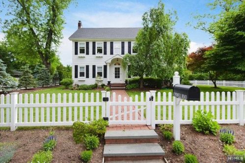 47 Powell Rd, Allendale, NJ 07401-2010