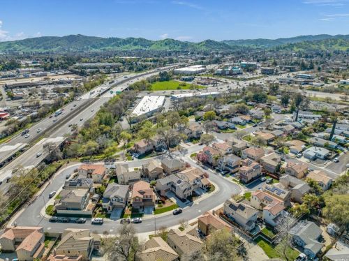 413 Comstock Way, Vacaville CA  95688-3128 exterior
