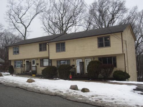 41 Howard Ave, Coventry, RI 02816-7735