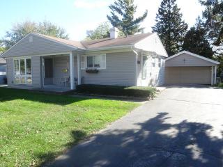 111 Hook Rd, Carpentersville, IL 60110-2223