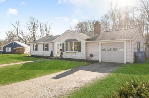 16 Hutchins Ct, Warwick, RI 02818-4027