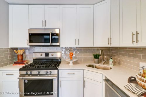 37 Beaumont Ct, Tinton Falls, NJ 07724-3817