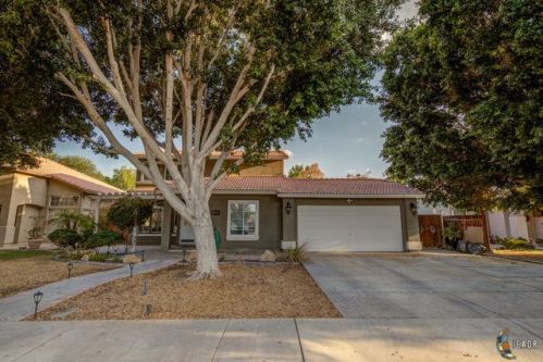 1076 Ronald St, Brawley, CA 92227-5132