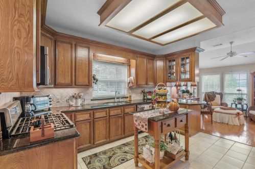 9796 Shr Dr, Conroe TX  77318-6652 exterior