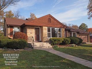 297 May St, Elmhurst, IL 60126-4002