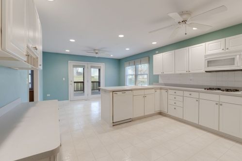204 Julie Ln, Pingree Grove IL  60140-8379 exterior