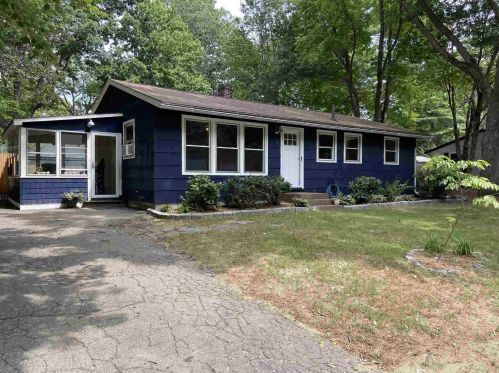 14 Spruce Dr, Dover, NH 03820-4434