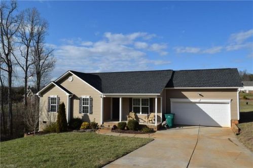 538 Dogwood Acres Ln, Ellisboro, NC 27025-8324
