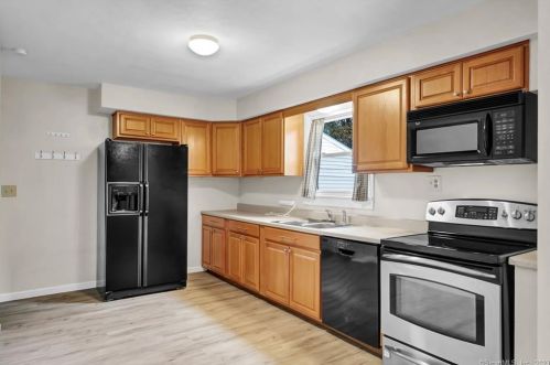 70 Griffin Rd, Wapping CT  06074-1212 exterior