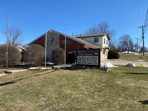1701 Papoose Rd, Carpentersville, IL 60110-1238