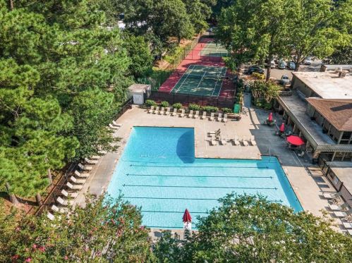 178 Barone Pl, Atlanta GA  30327-1073 exterior