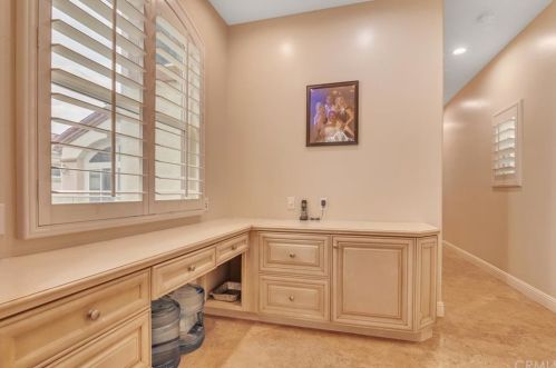 1610 Pacific Coast Hwy, Huntington Beach CA  92648-4434 exterior