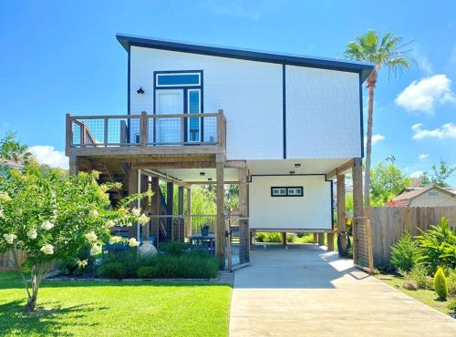 3010 Kleinmann Ave, Galveston, TX 77551-1560