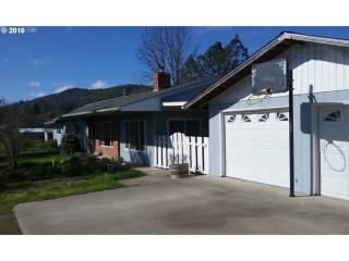522 Harmony Dr, Roseburg, OR 97471-4735