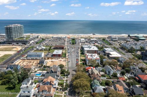 302 2nd Ave, Tinton Falls NJ  07712-6132 exterior