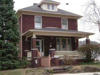 3 Hollywood Ave, Hanover, PA 17331-1516