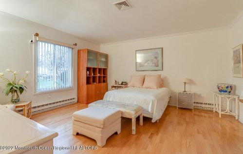 31 Eastport Ct, Tinton Falls, NJ 07701-5431