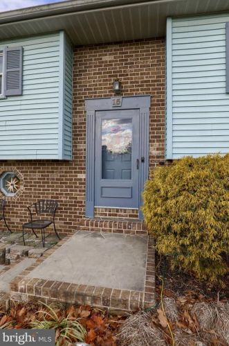 15 Rosewood Dr, Lancaster PA  17603-9329 exterior