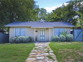 619 Hammack Dr, Austin TX  78752-4020 exterior