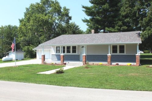 300 Pine St, Strafford, MO 65757-8203