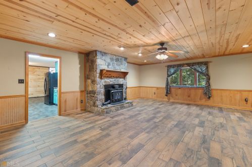 77 Sherwood Ct, Toccoa, GA 30577-8594