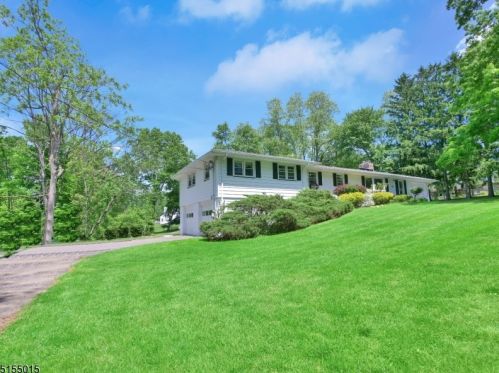 117 Pinkneyville Rd, Sparta, NJ 07871-4024