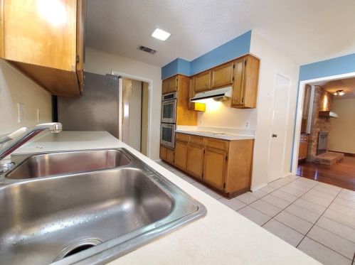 5620 Ledgestone Dr, Fort Worth TX  76132-2550 exterior