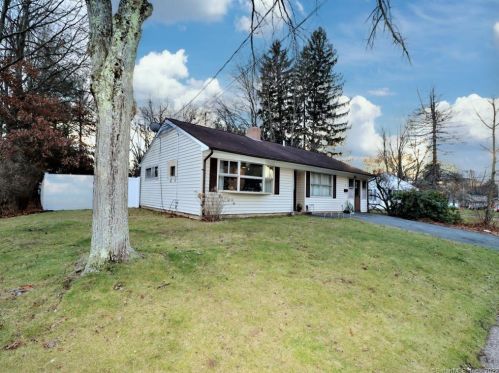 83 Green Manor Dr, Hartford, CT 06118-3521