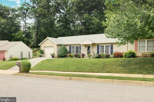 2305 Daisy Rd, York, PA 17402-4657