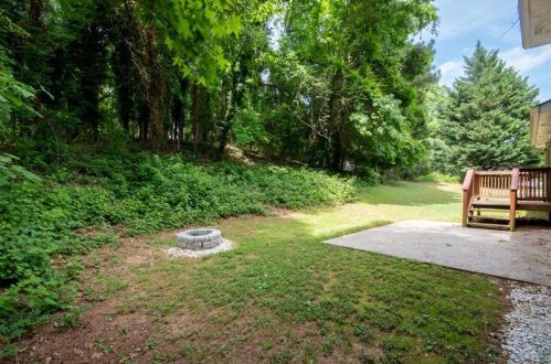 6769 Lockridge Dr, Atlanta GA  30360-1555 exterior