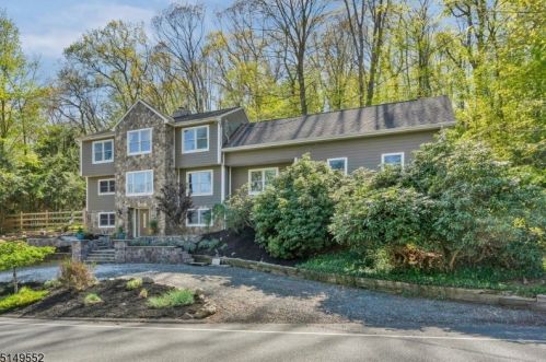 82 Seneca Lake Rd, Sparta, NJ 07871-2828