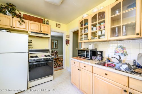 176 Hudson Ave, Tinton Falls NJ 07701-2140 exterior