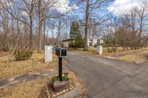 28 Bonita Dr, Huntington CT  06484-5106 exterior