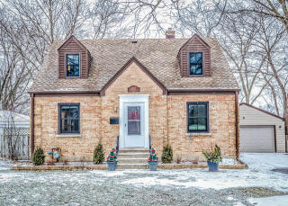 1119 Manchester Rd, Wheaton, IL 60187-4756