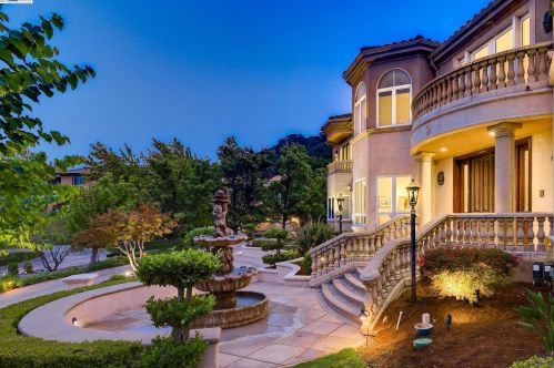 8096 Horizons Ct, Pleasanton, CA 94588-9475