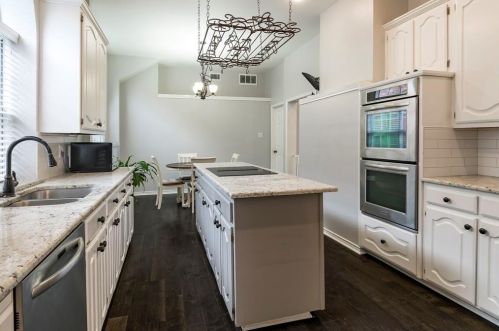 1802 Dew Vly Dr, Carrollton TX 75010-2008 exterior