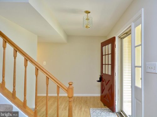 7208 Flower Tuft Ct, Springfield VA  22153-1508 exterior