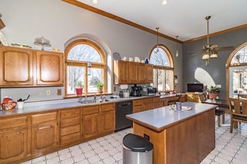 1555 Lawrence St, Machens, MO 63373-1925