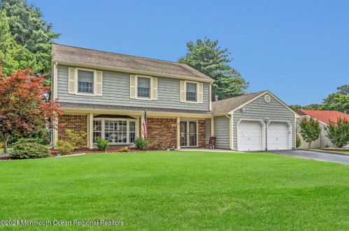 38 Hawthorne Ave, Holmdel Village, NJ 07733-1038