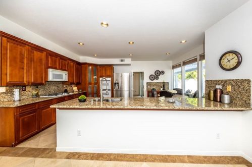 7551 Hollow Oak Rd, Anaheim CA  92808-1429 exterior
