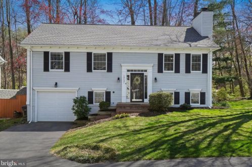 10121 Schoolhouse Woods Ct, Springfield VA  22015-2725 exterior