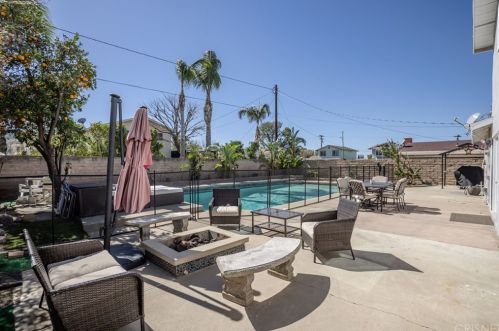 2418 Royal Ave, Simi Valley CA 93065-4759 exterior