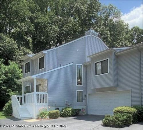 28 Kennedy Ct, Middletown, NJ 07748-3532