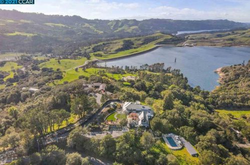 111 Tappan Ln, Orinda, CA 94563-1013