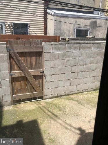 2442 10th St, Philadelphia PA 19133-1614 exterior